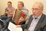 Adventssingen mit Alt-Bürgermeister Hermann Arndt und Musikern in der „Bücherei im Bahnhof“ (BiB) in Wickede ARCHIVFOTO: ANDREAS DUNKER