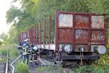 Brand am Bahngleis: Holzschwelle unter Güterwaggon in Flammen