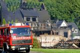 Bagger an der Brandruine Boss: Wohnhaus wird abgerissen