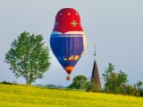 Heißluftballon in Form der russischen Holzpuppe "Matroschka" über der Haarhöhe