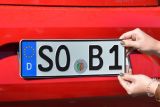 Originelle „Aushängeschilder“ am Auto: Jetzt auch zweistellige Kfz-Kennzeichen möglich