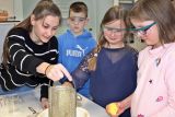 Örtliche Viertklässler beim ersten „Labor-Tag“ in der Sekundarschule