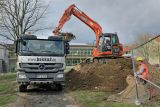 Sekundarschule: Bagger schafft durch Bodenarbeiten die Basis für den Erweiterungsbau