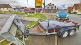 Anhänger mit Beton kracht in Verteilerkasten