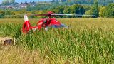 DRF-Rettungshubschrauber landet im Maisfeld und bringt schwer verletzten Patienten in Unfallklinik