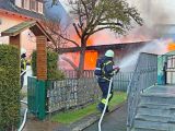 Kleinere Explosionen und riesige Rauchwolke – Feuerwehr verhindert Übergreifen auf kommunales Wohnhaus