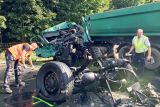 Vollsperrung der A 445 nach Lkw-Unfall – Fahrer lebensgefährlich verletzt