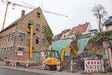 Stillgelegte Baustelle: Steinschüttung soll weitere Erdrutsche verhindern