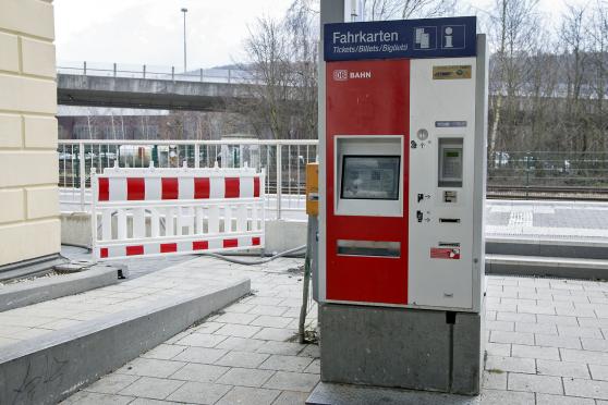 Ein Teil des Bahngeländes bleibt weiterhin gesperrt. Der Fahrkartenautomat muss erst noch an den neuen Bahnsteig am "Grünen Warenhaus" verlegt werden. FOTO: ANDREAS DUNKER