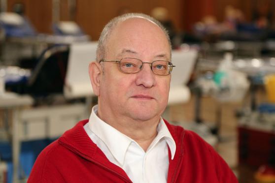 DRK-Schriftführer Paul Büttner bei einem Blutspende-Termin im Wickeder Bürgerhaus ARCHIVFOTO: ANDREAS DUNKER