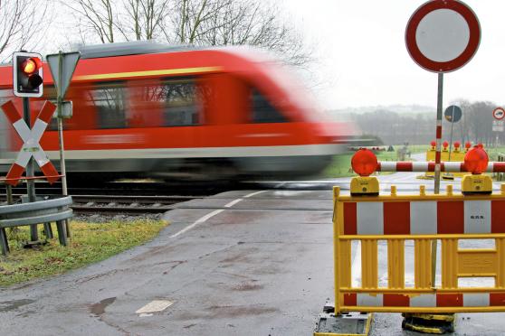 Freigabe am morgigen Freitag: die Sperrung des Bahnüberganges bei Haus Füchten soll wieder aufgehoben werden. FOTO: ANDREAS DUNKER