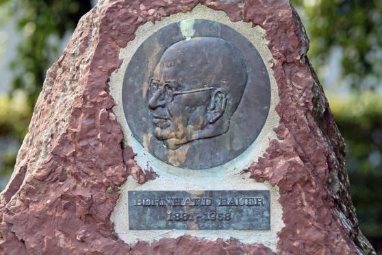 Ein mächtiger Bruchstein mit Bronzeplakette mit Reliefporträt erinnert an den Wickeder Industriellen Bernhard Bauer (1881-1958) ARCHIVFOTO: ANDREAS DUNKER
