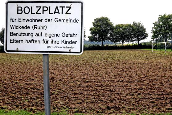 Der "umgepflügte" Bolzplatz-Rasen in Wimbern am gestrigen Sonntag FOTO: ANDREAS DUNKER