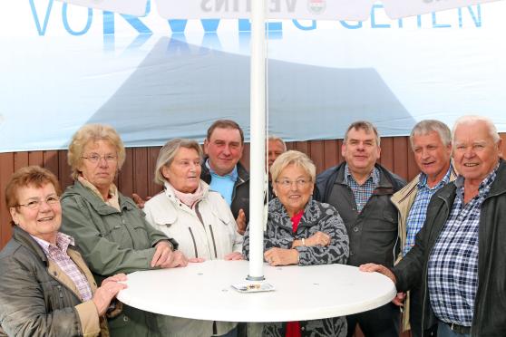 Gesellige Runde auf dem Dorffest in Schlückingen FOTO: ANDREAS DUNKER