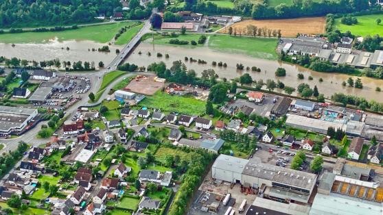 Die Straße am Ruhrufer stand teilweise auch unter Wasser. COPYRIGHT: BILDAGENTUR AD MEDIEN GMBH