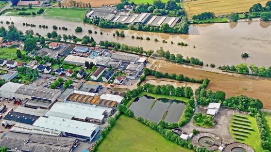 Blick von der Erlenstraße bis zum "Am Graben": Dieser Bereich war besonders schlimm von den Überschwemmungen betroffen. COPYRIGHT: BILDAGENTUR AD MEDIEN GMBH
