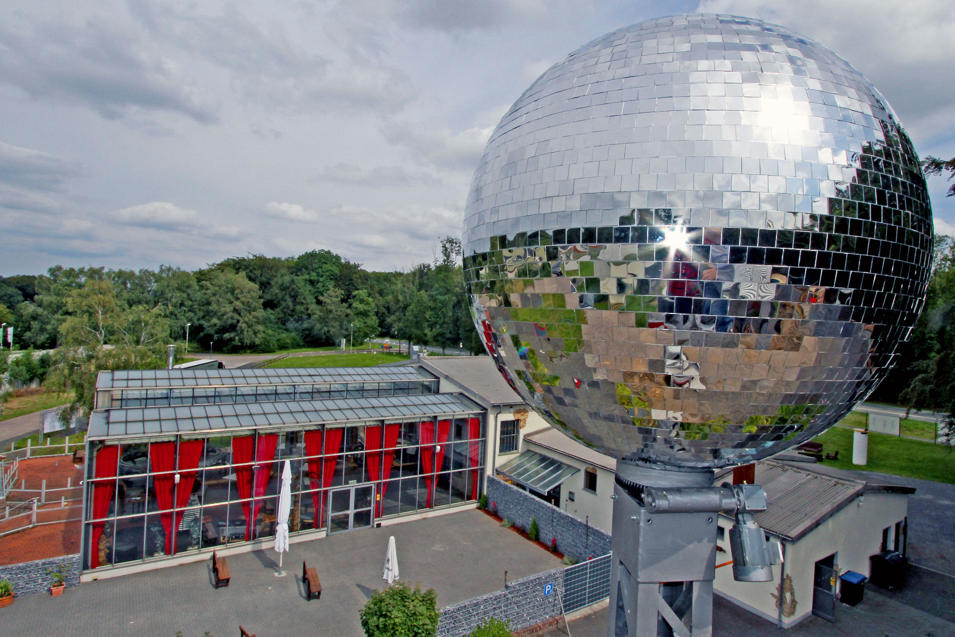 Deutschlands Grosste Discokugel 3 850 Spiegel Uber Kraftwerk Wickede Ruhr Heimat Online
