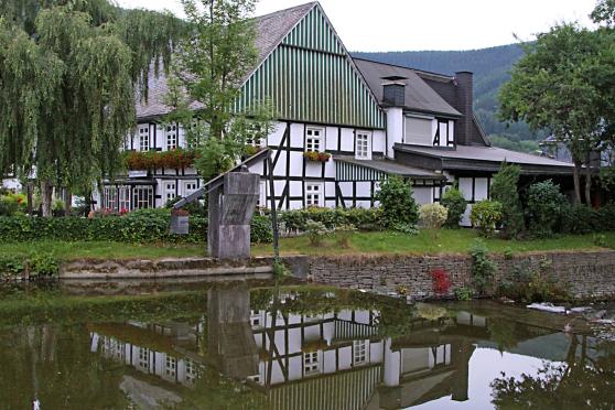 Die Lenne mit ihren Äschen, Bachsaiblingen, Bach- und Regenbogenforellen, Elritzen und anderen Speisefischen lädt zum Angeln und Flanieren ein. Direkt am Ufer befindet sich die große Außengastronomie des Café Heimes (Bild), welches zu Mittagstisch sowie Kaffee und Kuchen einlädt. Bekannt ist die Bäckerei und Konditorei auch für ihr leckeres hausgemachtes Speiseeis. FOTO: ANDREAS DUNKER