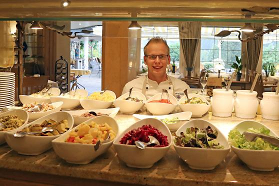 Das idyllisch gelegene Ferien- und Wellness-Hotel "Haus Hilmeke" am Rande von Saalhausen legt besonderen Wert darauf, dass sich seine Gäste in ihrem Urlaub wohlfühlen. Dazu hat die Inhaber-Familie Kuhlmann einen eigenen Massageraum und ein großes Schwimmbad im Gebäude sowie einen gepflegten Park mit Außengastronomie. Um die Zubereitung der vielfältigen Speisen für das Büfett kümmert sich der Junior-Chef Thomas Kuhlmann (Bild) mit seinem Team in der Küche. FOTO: ANDREAS DUNKER