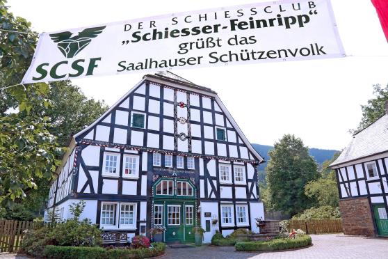 Das Ortsbild im Zentrum von Saalhausen ist geprägt durch traditionelle schwarz-weiße Fachwerkhäuser und die hier üblichen Schieferdächer. FOTO: ANDREAS DUNKER