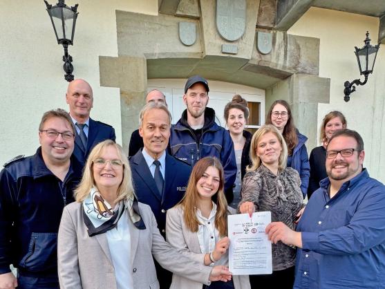 Stolz präsentierten sie die Vereinbarung zur engeren Zusammenarbeit in möglichen Krisensituationen vor der Außenstelle der ZUE an der Belgischen Straße in Werl (von links): Der Werler Feuerwehrleiter Karsten Korte, Manfred Drees von der Kreispolizei Soest, Christiana von der Heide als Abteilungsleiterin Soziales der Wallfahrtsstadt Werl, Dirk Daniel als Leiter der Werler Polizeiwache, Guido Mattheis (verdeckt) und Kevin Dohr vom Sicherheitsdienst „All Service“, Maike Benning als zuständige Dezernentin der Bezirksregierung Arnsberg, Julia Krilleke und Kirsten Meier vom Kreis Soest), Jana Rölling als stellvertretende Abteilungsleiterin Sicherheit und Ordnung der Wallfahrtsstadt Werl, Tatjana Werner von den Maltesern und Marius Wicker von der Bezirksregierung Arnsberg. FOTO: STADT WERL