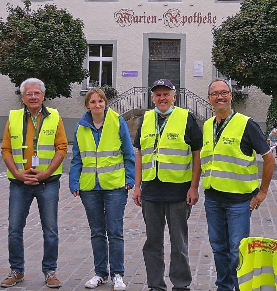 Auch der Wickeder Burkhard Scheiter (rechts) begrüßte die Teilnehmer der Oldtimer-Ralley am heutigen Mittwoch auf dem Marktplatz in Werl FOTO: PRIVAT