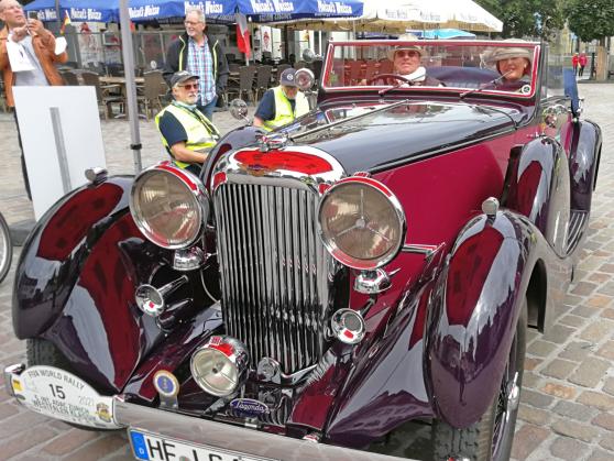 Halt der ADAC-Oldtimer-Ralley auf dem Marktplatz in Werl FOTO: PRIVAT