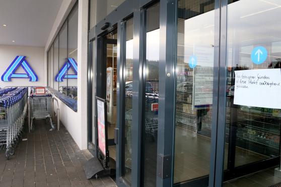 An der geschlossenen Eingangstür der handgeschriebene Zettel: "Aus technischen Gründen ist dieser Markt vorübergehend geschlossen!"