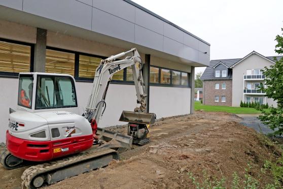 Die Erdarbeiten für den Erweiterungsbau des erst 2012 neu bezogenen Marktes von ALDI Nord in Wickede haben begonnen. FOTO: ANDREAS DUNKER