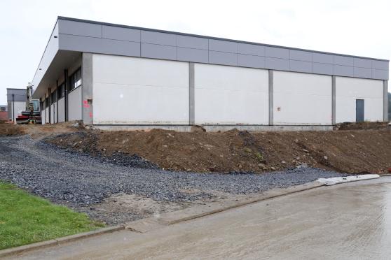 Die Erdarbeiten für den Erweiterungsbau des erst 2012 neu bezogenen Marktes von ALDI Nord in Wickede haben begonnen. FOTO: ANDREAS DUNKER