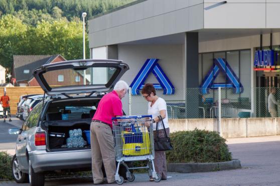 Einkauf bei EDEKA und ALDI, zwei konkurrierende Handelsmärkte FOTO: ANDREAS DUNKER
