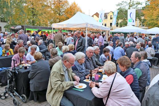 Viele Besucher verweilten an dem wunderschönen Herbstabend auf dem Wickeder Marktplatz, der mit Sitzmöbeln und Tischen bestückt war. FOTO: ANDREAS DUNKER