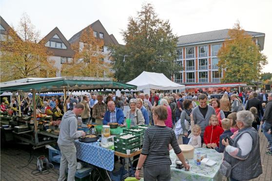 Zahlreiche Bürger nutzten den ersten Wickeder Abendmarkt zum Bummeln und Verweilen. FOTO: ANDREAS DUNKER