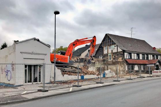 Abriss des ausgebrannten Gebäudes ARCHIVFOTO: ANDREAS DUNKER