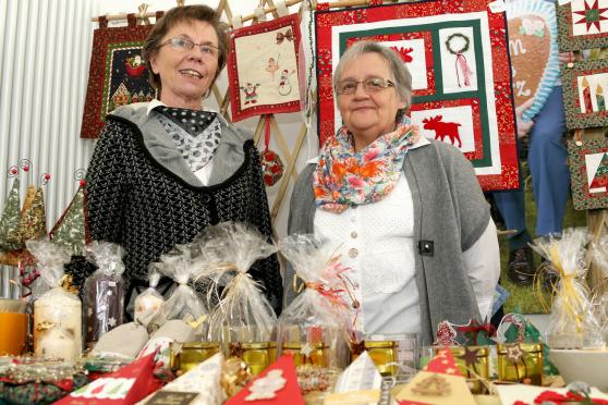 Beim Basar der Häuser St. Raphael gibt es reichlich adventliche und weihnachtliche Dekorationsartikel zum Kauf. ARCHIVFOTO: ANDREAS DUNKER