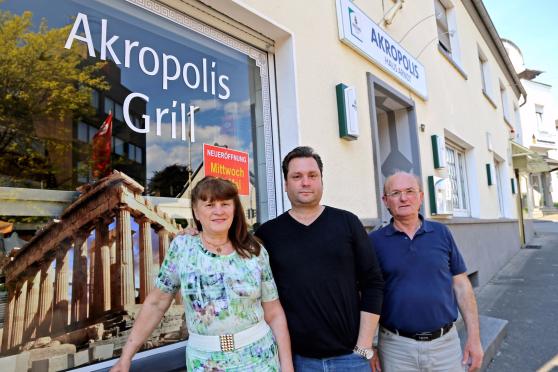 Die neuen Betreiber des "Akropolis Grill" im "Haus Arndt" an der Hauptstraße 87 in Wickede (von links): Anastasia, Vassilios und Christos Stavrou (Es fehlt: Nicole Stavrou) FOTO: CARINA WESTERWELLE