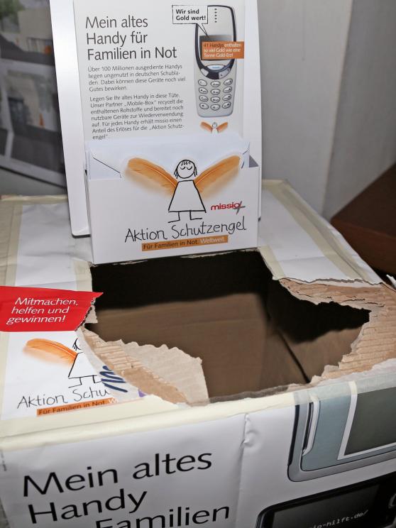 Aufgerissen und leer geräumt: die Sammelbox für gebrauchte Handys als Spenden für Familien in Not. FOTO: ANDREAS DUNKER