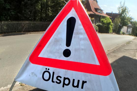 Nach einem Alleinunfall gab es eine Ölspur auf der Kirchstraße in Wickede FOTO: ANDREAS DUNKER