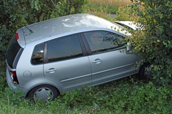 Der VW Polo landete nach dem Flug über die Böschung direkt in einer dichten Hecke. FOTO: ANDREAS DUNKER