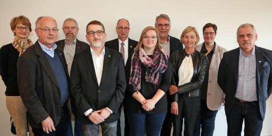 Alte und neue Mitglieder des Presbyteriums der evangelischen Kirchengemeinde Wickede (Ruhr) am heutigen Sonntagvormittag beim Neujahrs-Empfang im Martin-Luther-Haus (von links): Annemarie Flehmer, Pfarrer Ernst Pallmann, Hartwig Meier, Dirk Dämgen, Pfarrer Dr. Christian Klein, Svenja Schröder, Roland Lischnewski, Herta Yazigi, Melanie Meier und Manfred Hannig. FOTO: ANDREAS DUNKER