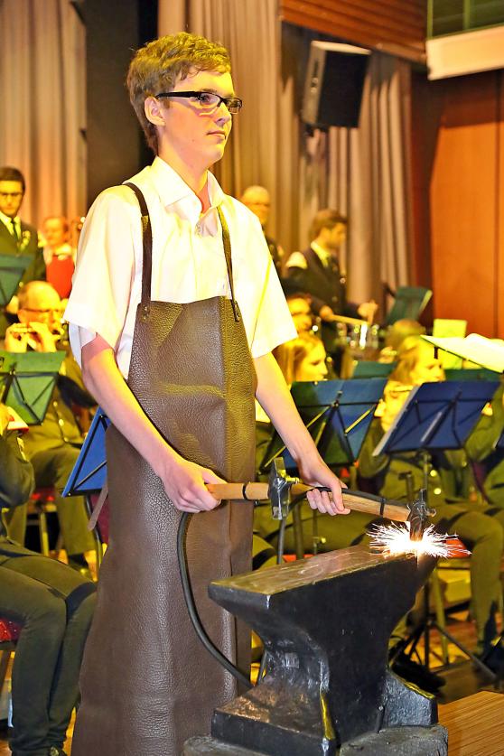 Bei der Amboss-Polka mit Richard Knieper (17) am Schlagwerk sprang der Funke im wahrsten Sinne des Wortes über. FOTO: ANDREAS DUNKER