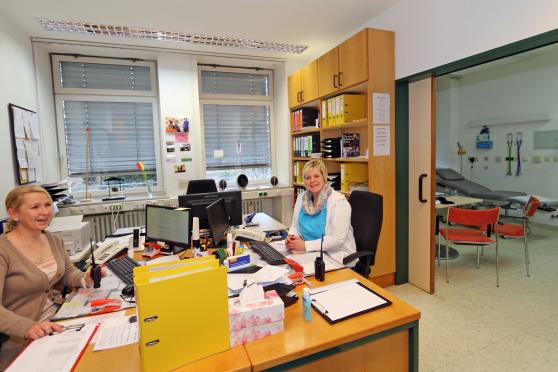 Mitarbeiterinnen in der medizinischen Ambulanz, wo kranke Flüchtlinge untersucht werden. Die beiden Damen lächeln freundlich in die Kamera des Bildberichterstatters. FOTO: ANDREAS DUNKER