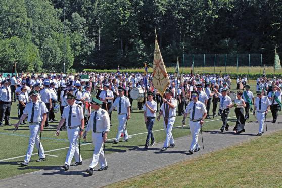 Abmarsch nach dem Antreten der Schützenbruderschaft St. Vinzentius am Samstagnachmittag auf dem Sportplatz in Echthausen FOTO: ANDREAS DUNKER