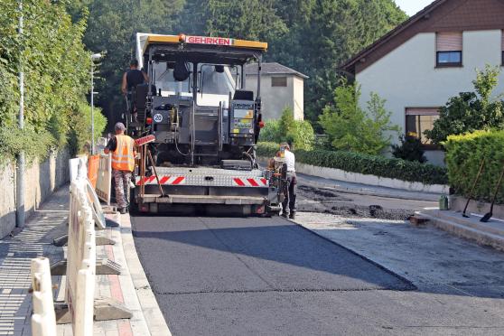 Asphaltierung der Fahrbahn "Im Winkel" FOTO: CARINA WESTERWELLE