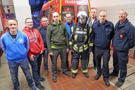 Interesse an der neuen Atemschutz-Ausrüstung: Mehrere Feuerwehrleute schauten sich das neue Gerät gleich an. FOTO: ANDREAS DUNKER