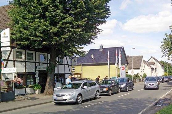 Auffahrunfall auf der Hauptstraße vor der Gaststätte Erlenhof FOTO: MARKUS THURAU