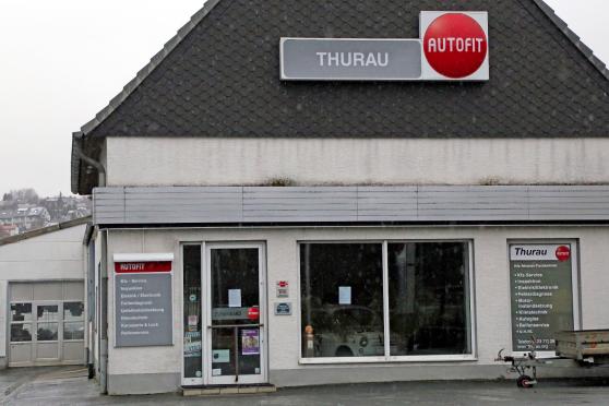 Die bisherige Werkstatt von Autofit Thurau (früher Toyota Peter Weber) dient vorerst als Lager. Die Autowerkstatt ist ins Teschler-Center umgezogen. FOTO: ANDREAS DUNKER