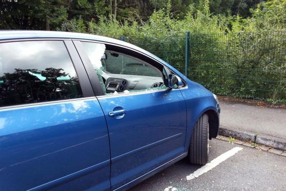 Eingeschlagene Seitenscheibe an einem Auto auf dem Parkplatz am St.-Josef-Kindergarten auf der Friedhofstraße ARCHIVFOTO: PRIVAT
