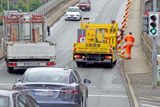Die Umleitung über die große Brücke wurde wieder abgebaut. Dabei kam es kurzfristig zu Verkehrsbehinderungen. FOTO: ANDREAS DUNKER