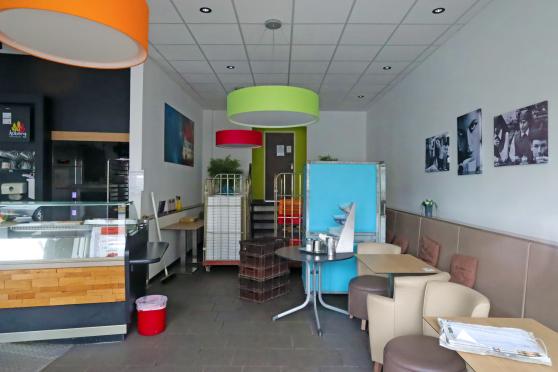 Das Bistro-Café der Bäckerei-Filiale Hoberg an der Hauptstraße in Wickede musste während des Lockdowns im Rahmen der Corona-Virus-Pandemie geschlossen bleiben. FOTO: ANDREAS DUNKER